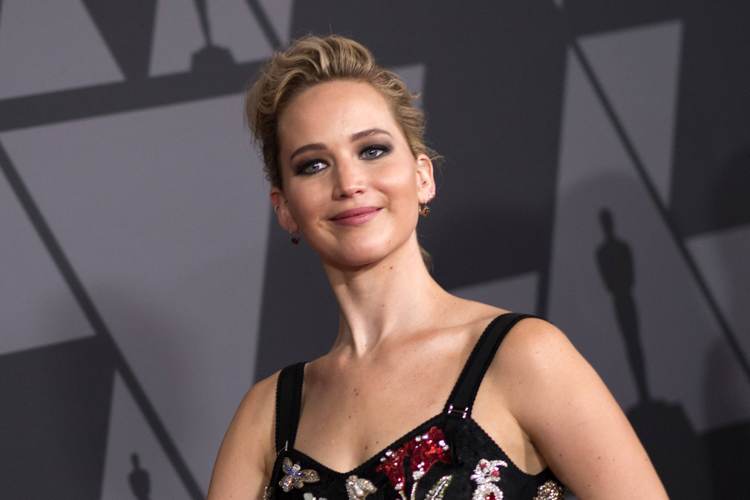 Jennifer Lawrence Makes a Bold Fashion Statement with Summer Overalls!